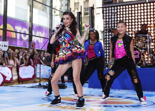 Penyanyi cantik Cher Lloyd tampil memukau