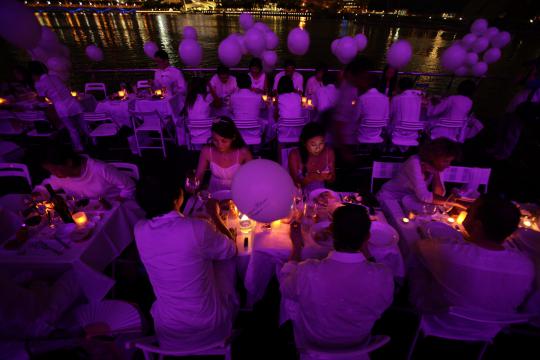 Makan malam serba putih di Singapura