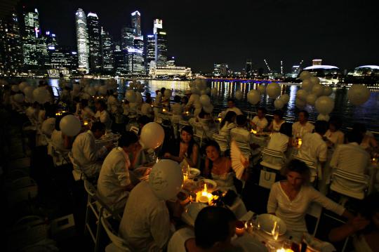 Makan malam serba putih di Singapura