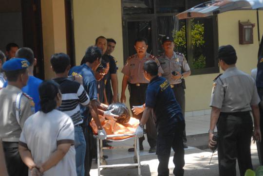 Jenazah terduga teroris Solo saat tiba di RS Polri