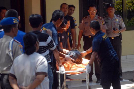 Jenazah terduga teroris Solo saat tiba di RS Polri