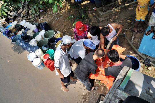 Warga Desa Ciherang Bogor antre air bersih