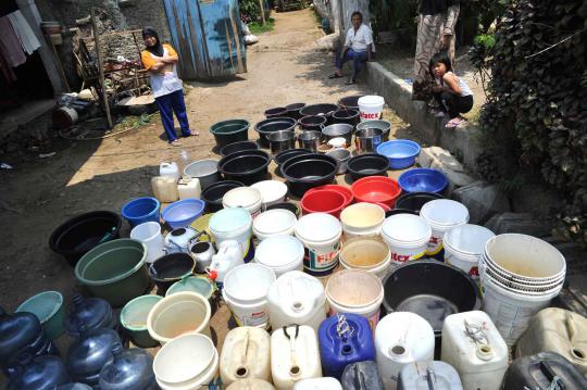 Warga Desa Ciherang Bogor antre air bersih