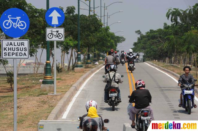 Foto Jalur khusus sepeda  digunakan pengendara motor 