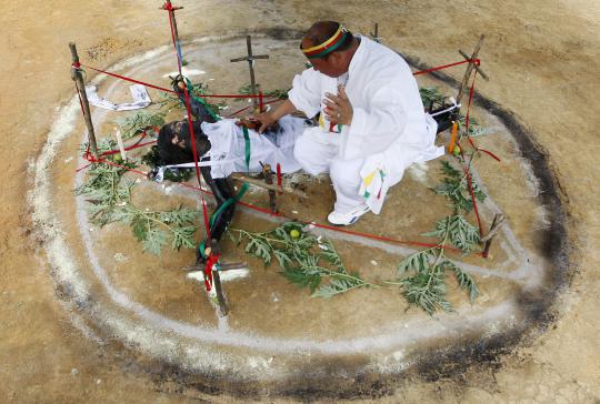 Ritual pengusiran roh halus di Kolombia 