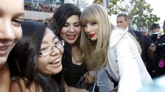 Taylor Swift tampil cantik di MTV VMA 2012