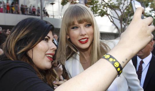 Taylor Swift tampil cantik di MTV VMA 2012