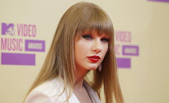 Taylor Swift tampil cantik di MTV VMA 2012