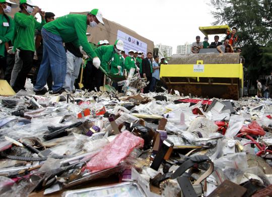 Kepolisian Bangkok hancurkan barang bajakan