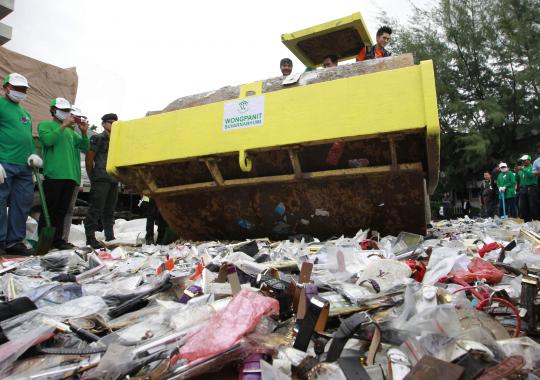 Kepolisian Bangkok hancurkan barang bajakan