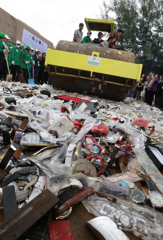 Kepolisian Bangkok hancurkan barang bajakan