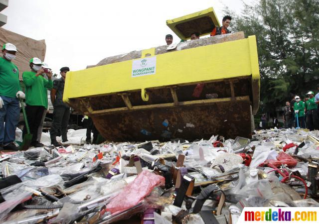 Foto : Kepolisian Bangkok hancurkan barang bajakan 