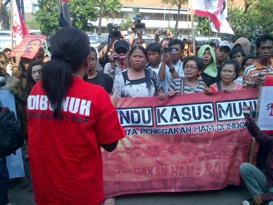 Puluhan 'Sahabat Munir' geruduk Kejagung