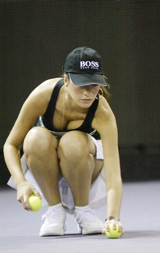 Gadis pemungut bola cantik di lapangan tenis