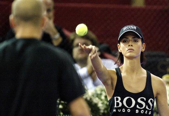 Gadis pemungut bola cantik di lapangan tenis
