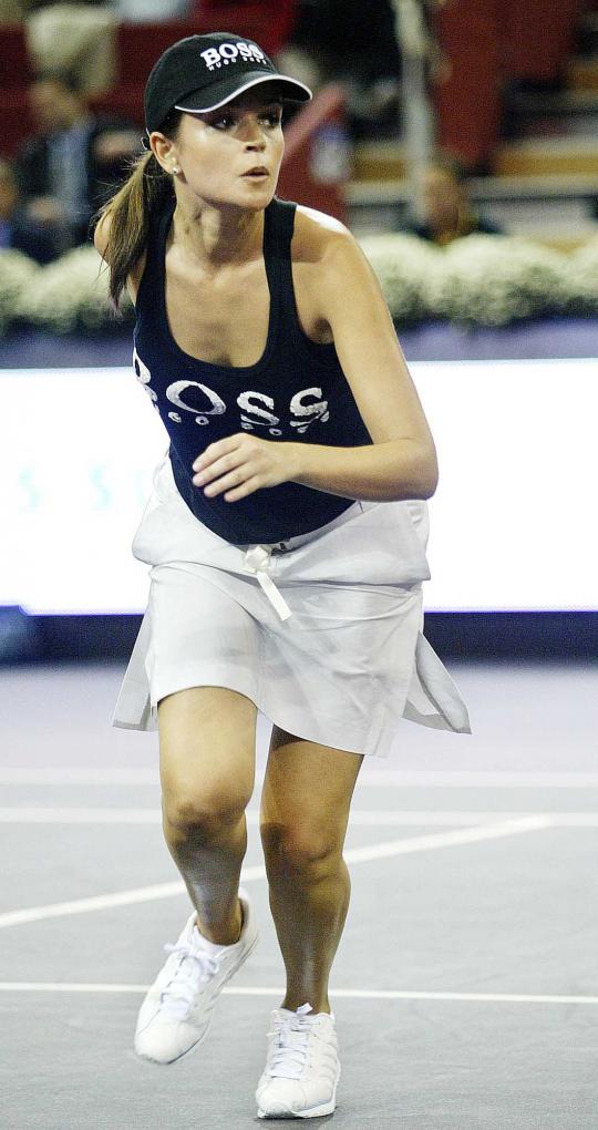 Gadis pemungut bola cantik di lapangan tenis