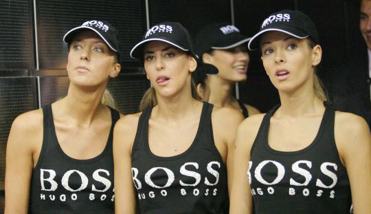 Gadis pemungut bola cantik di lapangan tenis