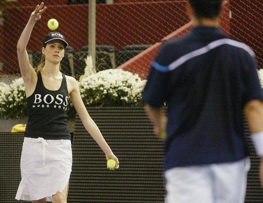 Gadis pemungut bola cantik di lapangan tenis