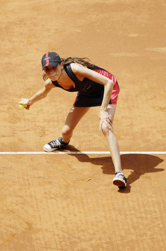 Gadis pemungut bola cantik di lapangan tenis