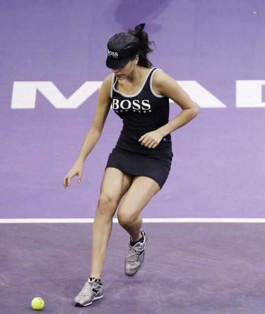 Gadis pemungut bola cantik di lapangan tenis
