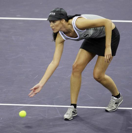 Gadis pemungut bola cantik di lapangan tenis