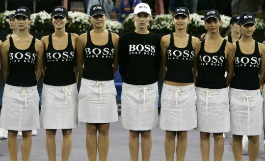 Gadis pemungut bola cantik di lapangan tenis