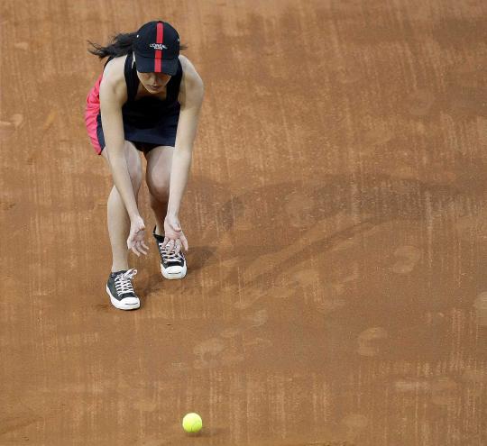 Gadis pemungut bola cantik di lapangan tenis