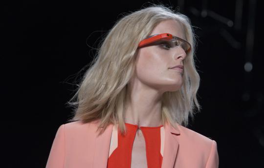 Google Glass hadir di New York Fashion Week 2012
