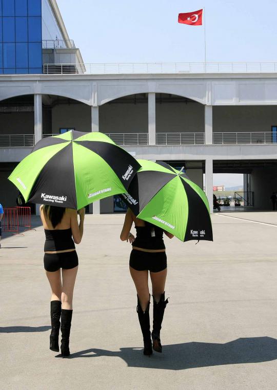Gadis payung seksi di arena balap