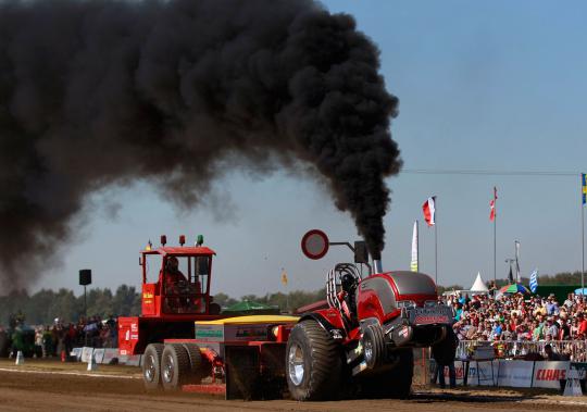 Traktor petani adu kecepatan di lintasan drag race