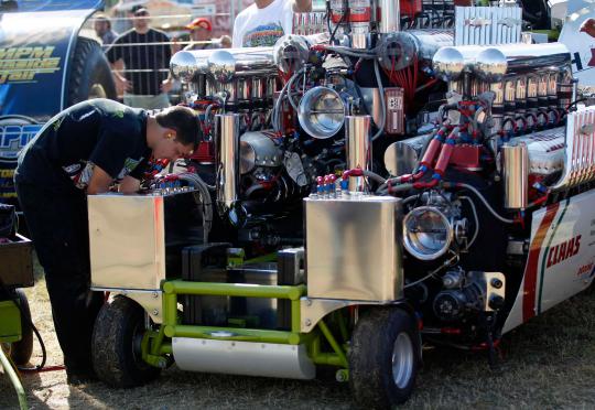 Traktor petani adu kecepatan di lintasan drag race