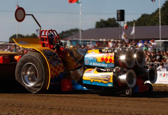 Traktor petani adu kecepatan di lintasan drag race