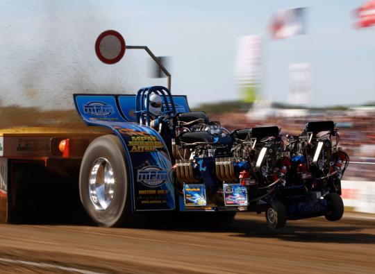 Traktor petani adu kecepatan di lintasan drag race