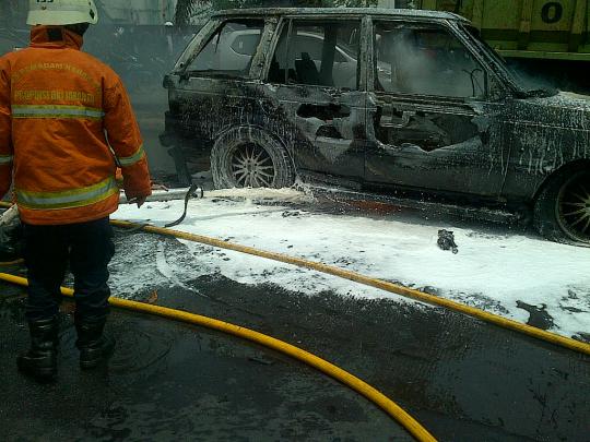 Range Rover mewah hangus terbakar