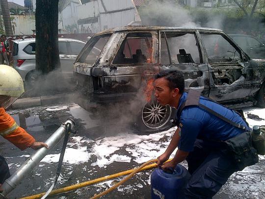 Range Rover mewah hangus terbakar