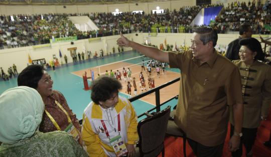 Presiden SBY beri semangat kepada para atlet voli 