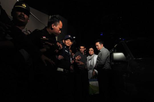 Hartati menangis, saat dibawa ke ruang tahanan KPK