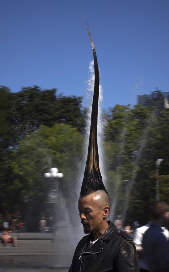 Pria ini pecahkan rekor Mohawk tertinggi di dunia