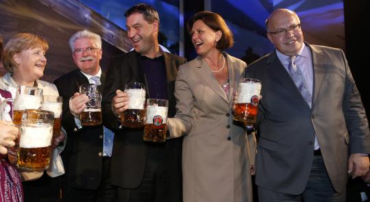 Kanselir Jerman Merkel pesta bir bersama para menteri