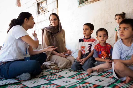 Aktris Angelina Jolie kunjungi anak-anak pengungsi Suriah