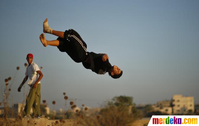 Foto : Latihan Parkour pemuda Palestina merdeka.com