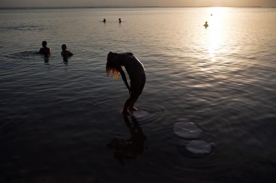 Mengambang bersama di Laut Mati