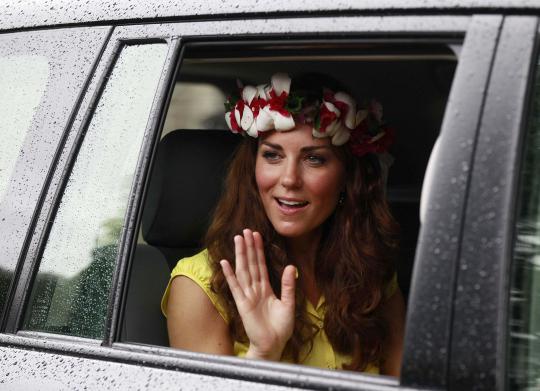 Kate Middleton tampil cantik dengan mahkota bunga