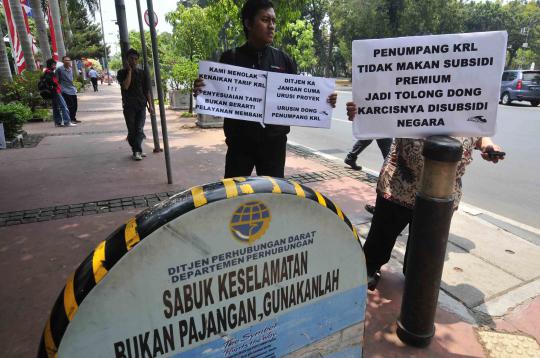 Demo tolak kenaikan tarif KRL