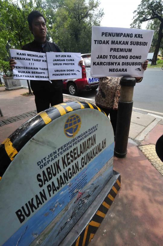 Demo tolak kenaikan tarif KRL