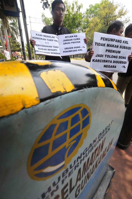Demo tolak kenaikan tarif KRL