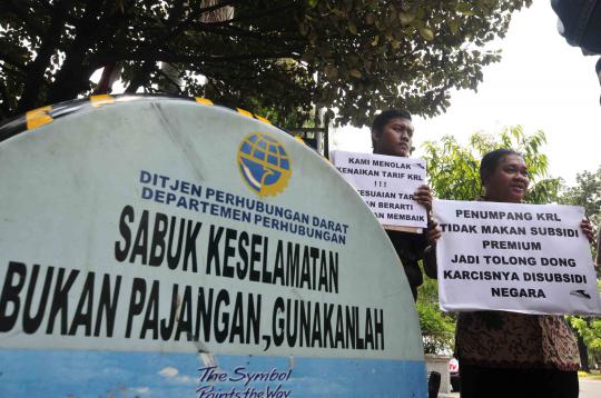 Demo tolak kenaikan tarif KRL