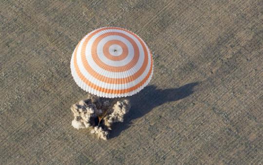 Pendaratan kapsul Soyuz TMA-04M di Kazakhstan