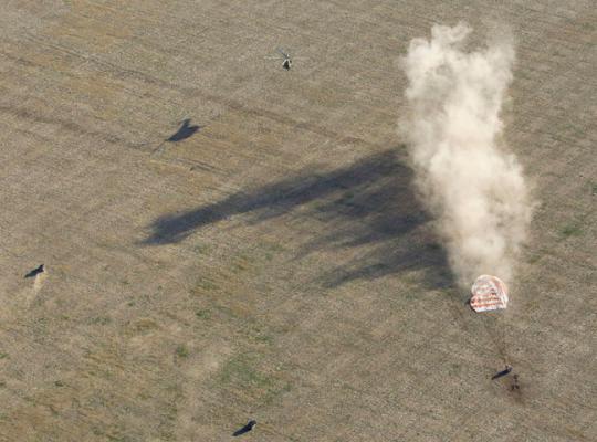 Pendaratan kapsul Soyuz TMA-04M di Kazakhstan