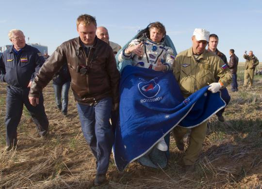 Pendaratan kapsul Soyuz TMA-04M di Kazakhstan